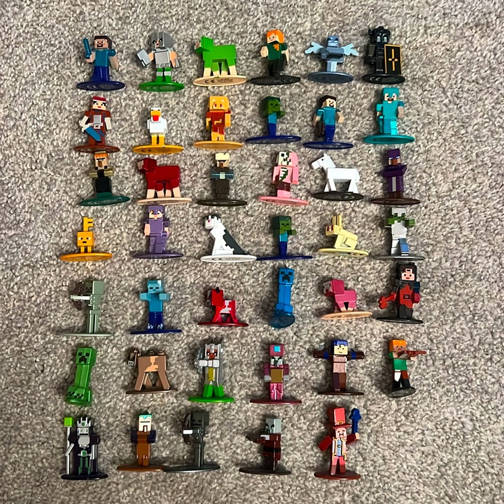 Lot of 41 assorted die-cast Minecraft collectible mini figures by Mojang 💚